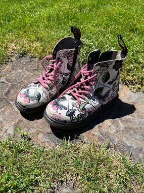 Dr. Marten Kids Floral Combat Boots with Pink Laces size toddler 11